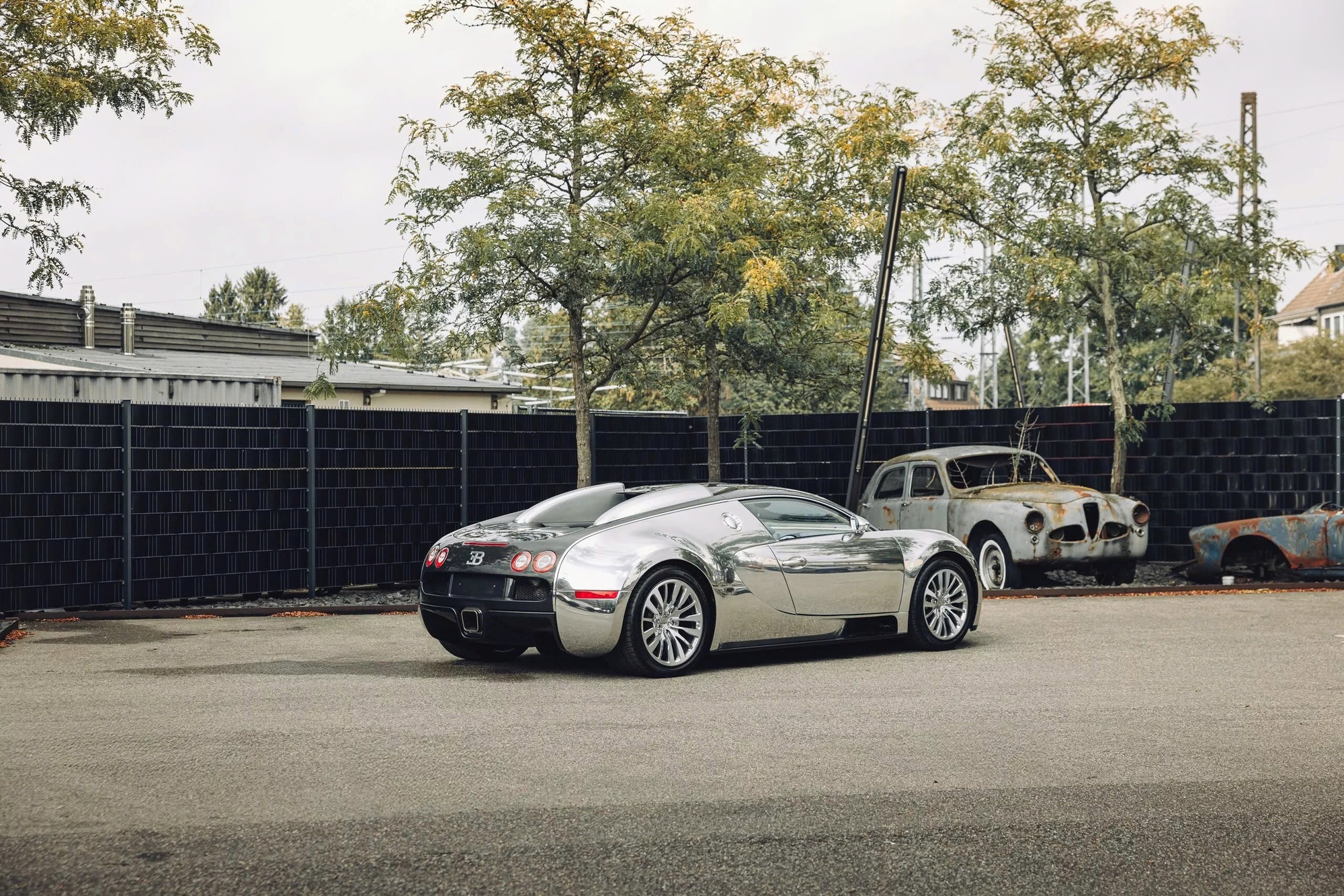 Đỉnh cao như Bugatti Veyron: Xe cũ không màu sơn, đã 18 năm tuổi vẫn có thể bán lại với giá quy đổi 60 tỷ đồng- Ảnh 4. Đỉnh cao như Bugatti Veyron: Xe cũ không màu sơn, đã 18 năm tuổi vẫn có thể bán lại với giá quy đổi 60 tỷ đồng- Ảnh 4.