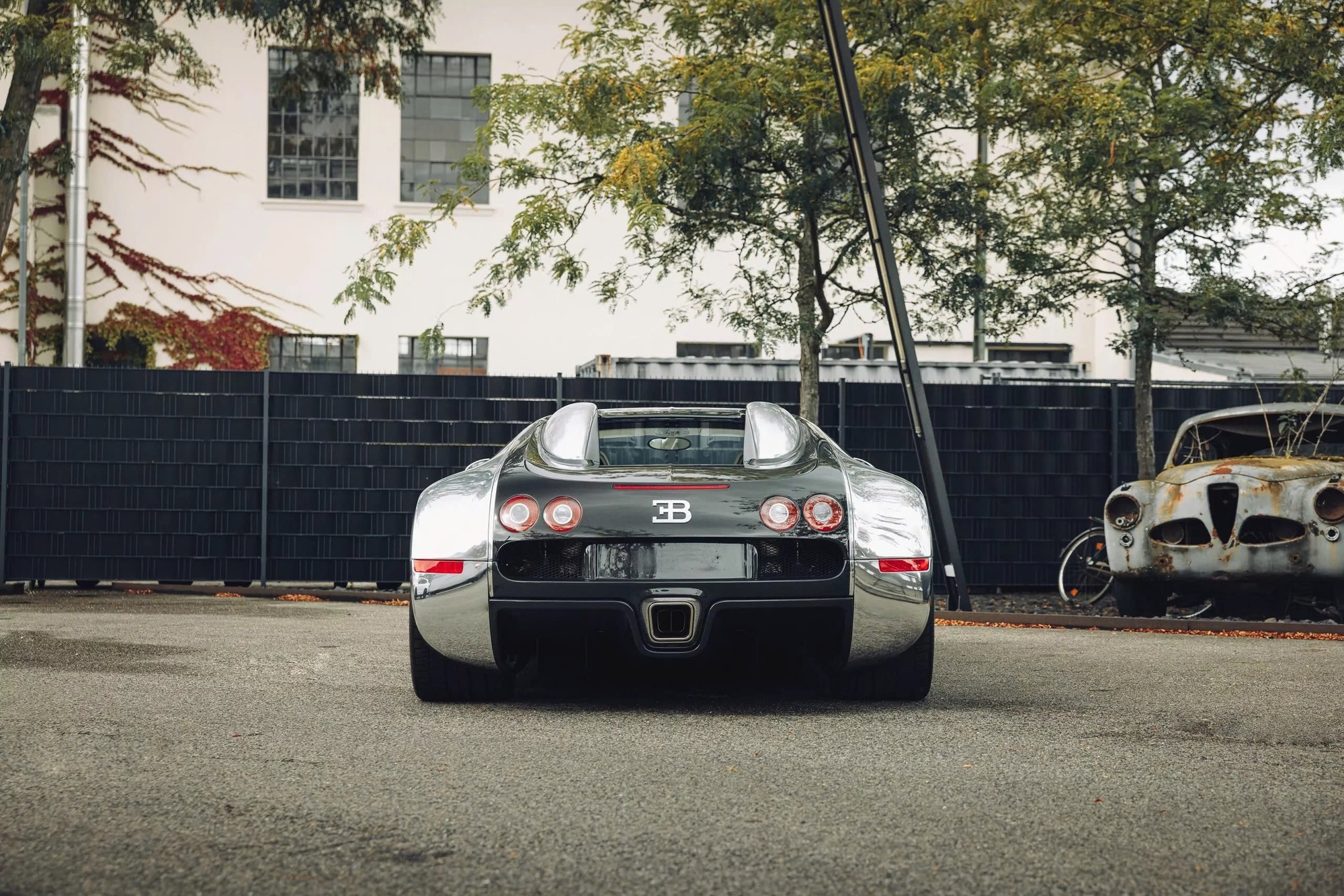 Đỉnh cao như Bugatti Veyron: Xe cũ không màu sơn, đã 18 năm tuổi vẫn có thể bán lại với giá quy đổi 60 tỷ đồng- Ảnh 5. Đỉnh cao như Bugatti Veyron: Xe cũ không màu sơn, đã 18 năm tuổi vẫn có thể bán lại với giá quy đổi 60 tỷ đồng- Ảnh 5.