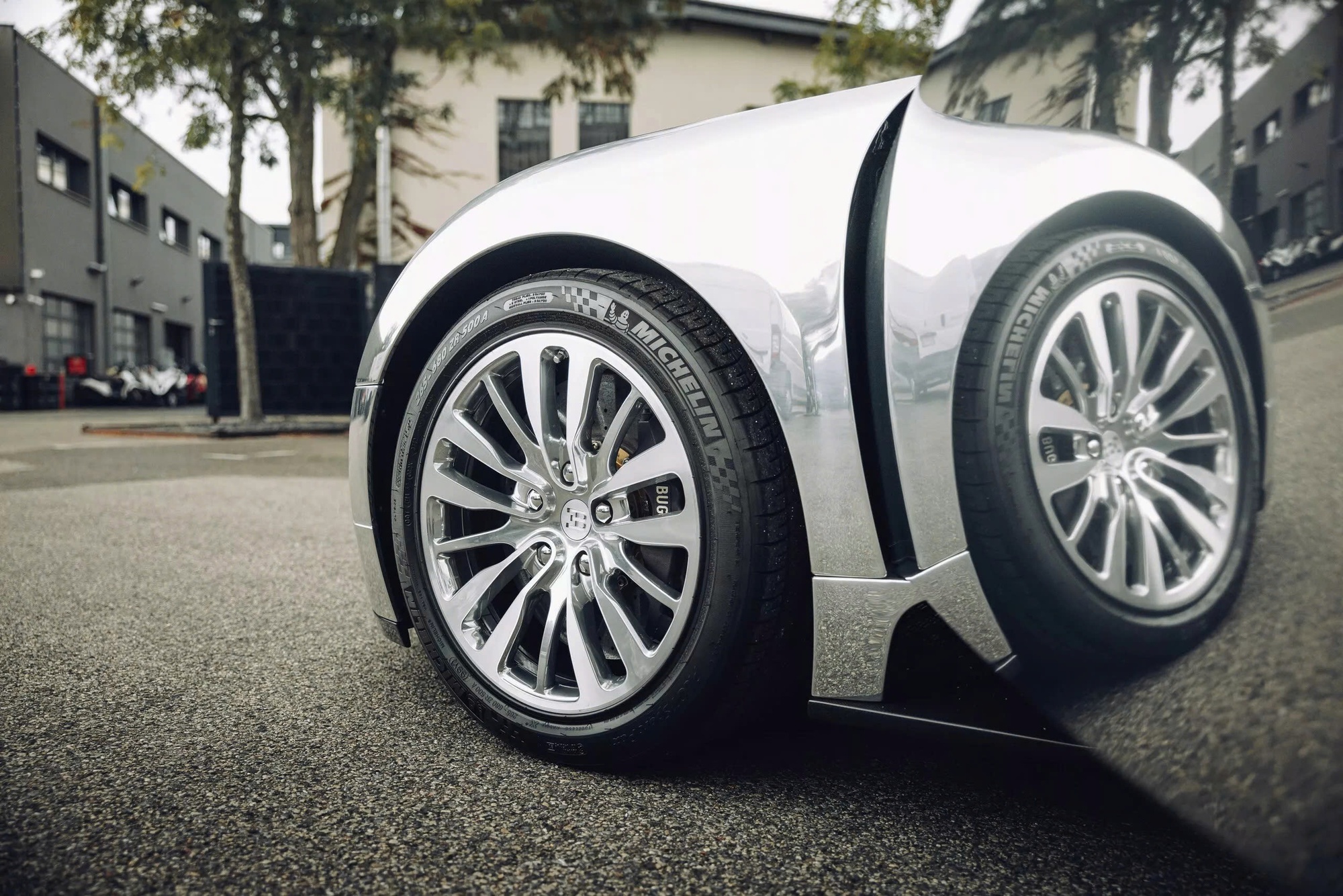 Đỉnh cao như Bugatti Veyron: Xe cũ không màu sơn, đã 18 năm tuổi vẫn có thể bán lại với giá quy đổi 60 tỷ đồng- Ảnh 9. Đỉnh cao như Bugatti Veyron: Xe cũ không màu sơn, đã 18 năm tuổi vẫn có thể bán lại với giá quy đổi 60 tỷ đồng- Ảnh 9.