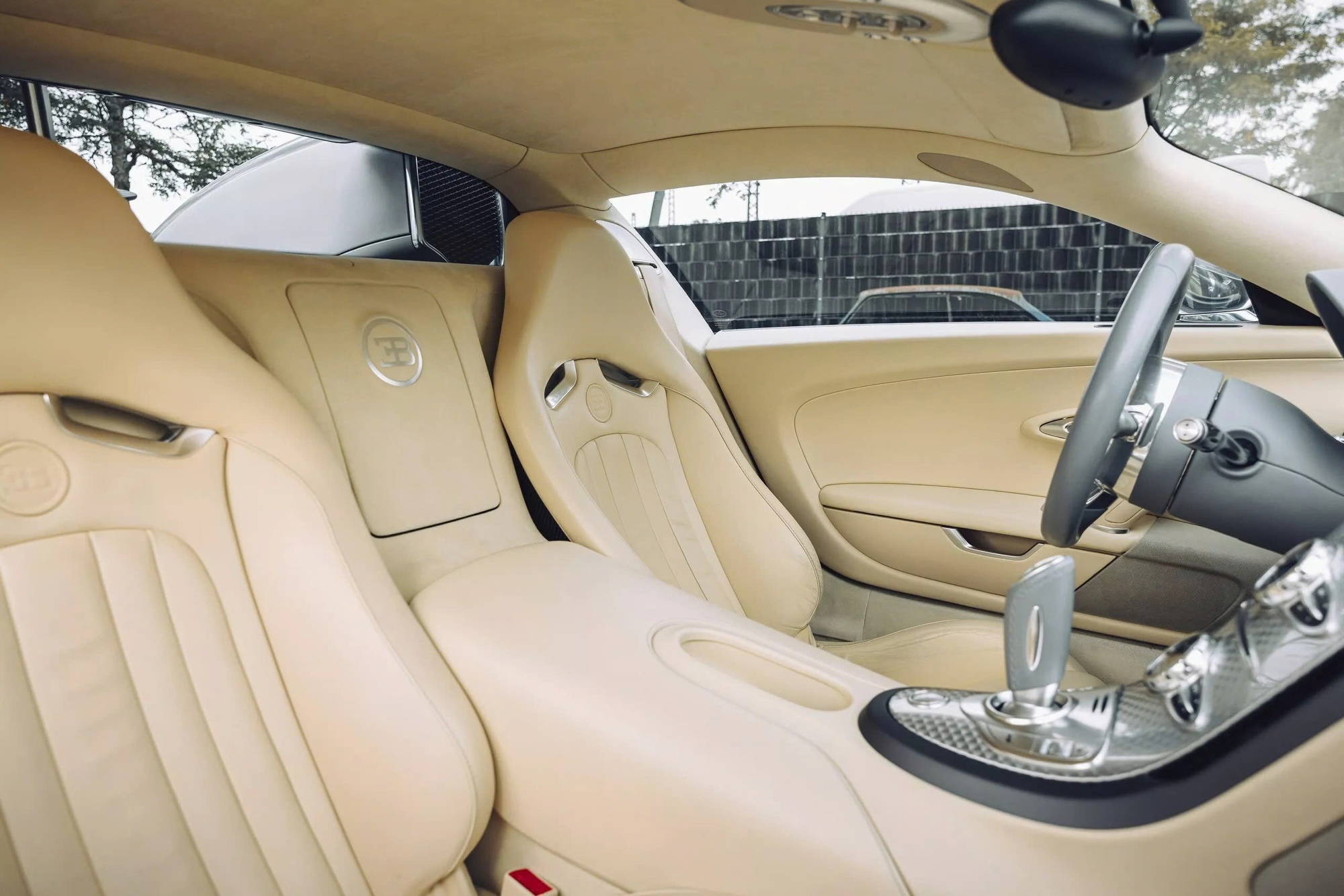 Đỉnh cao như Bugatti Veyron: Xe cũ không màu sơn, đã 18 năm tuổi vẫn có thể bán lại với giá quy đổi 60 tỷ đồng- Ảnh 14. Đỉnh cao như Bugatti Veyron: Xe cũ không màu sơn, đã 18 năm tuổi vẫn có thể bán lại với giá quy đổi 60 tỷ đồng- Ảnh 14.