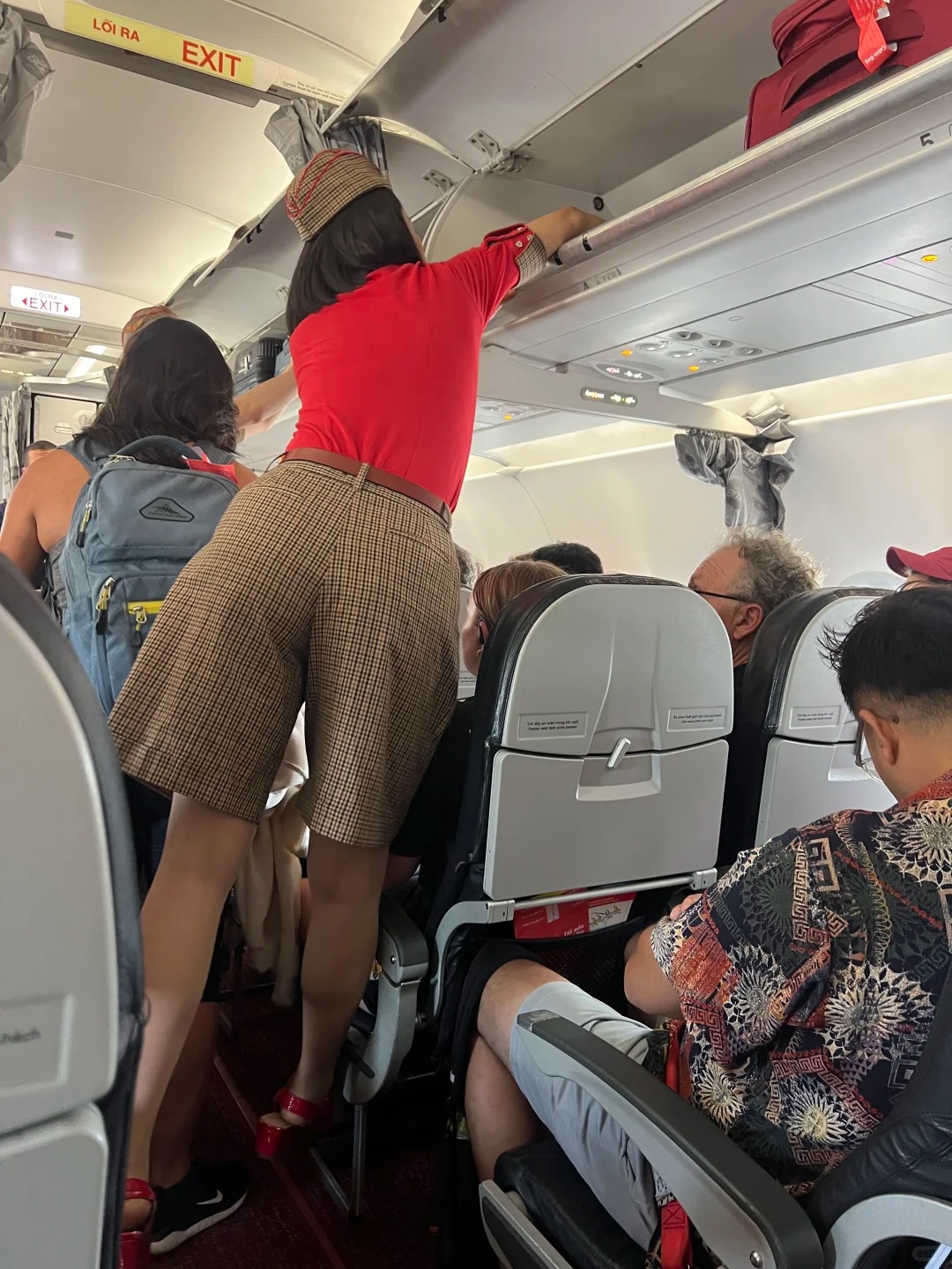 Đồng phục Vietjet Air được dân quốc tế khen nức nở vì đẹp- Ảnh 2. Đồng phục Vietjet Air được dân quốc tế khen nức nở vì đẹp- Ảnh 2.