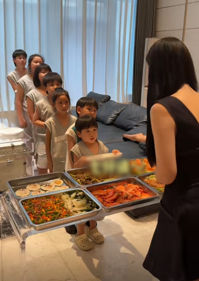 Chi phí nuôi con của hot mom 31 tuổi sinh 7 đứa trong 8 năm- Ảnh 5. Chi phí nuôi con của hot mom 31 tuổi sinh 7 đứa trong 8 năm- Ảnh 5.