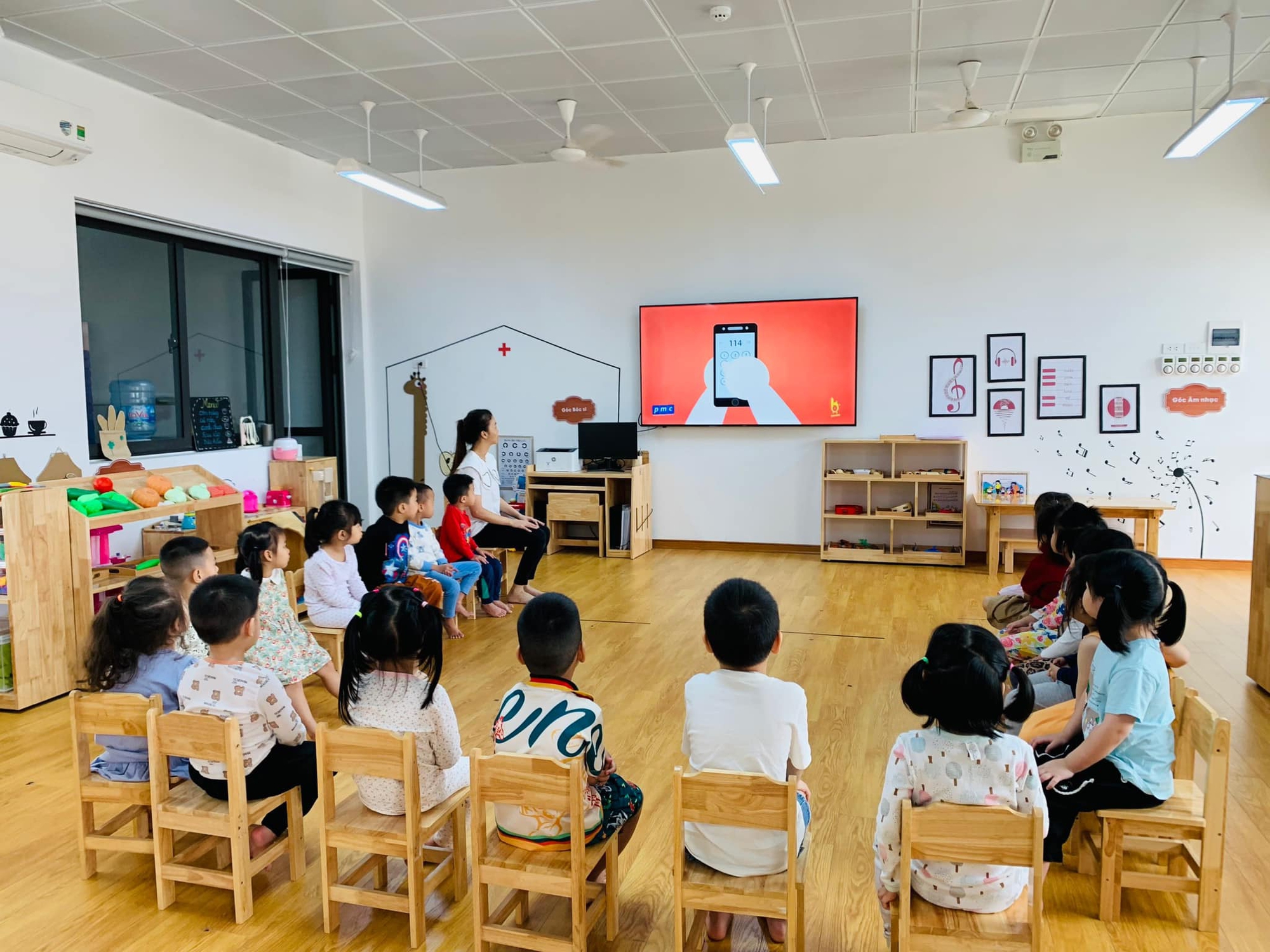 Khu đông dân nhất Hà Nội có 1 trường mầm non, phụ huynh nhìn khoảng sân thôi đã thích mê: Các con tha hồ vui chơi, chạy nhảy!- Ảnh 6. Khu đông dân nhất Hà Nội có 1 trường mầm non, phụ huynh nhìn khoảng sân thôi đã thích mê: Các con tha hồ vui chơi, chạy nhảy!- Ảnh 6.