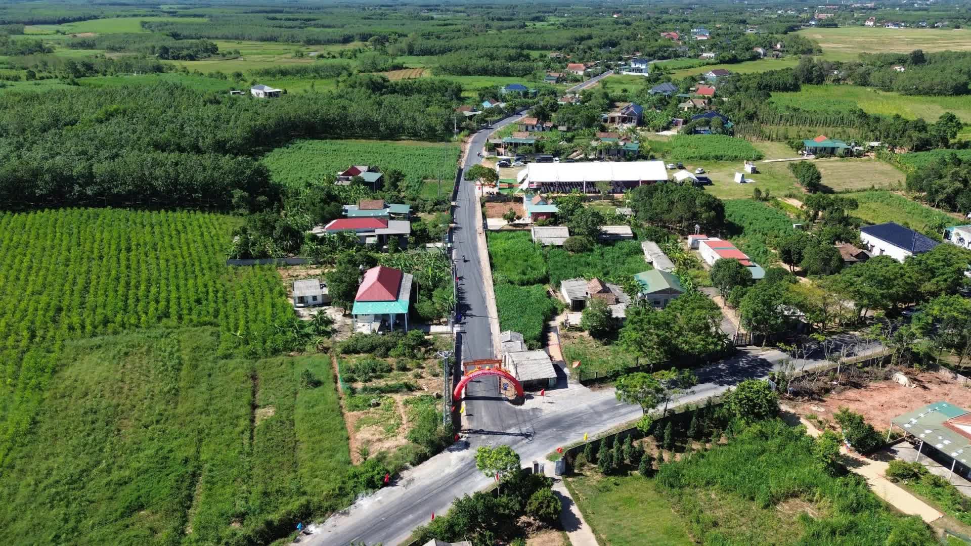 Con đường 12 tỷ đồng, dài 3,2km, 'thần tốc' thi công chỉ 20 ngày: Tập đoàn Sơn Hải tài trợ 100% vốn- Ảnh 1. Con đường 12 tỷ đồng, dài 3,2km, 'thần tốc' thi công chỉ 20 ngày: Tập đoàn Sơn Hải tài trợ 100% vốn- Ảnh 1.
