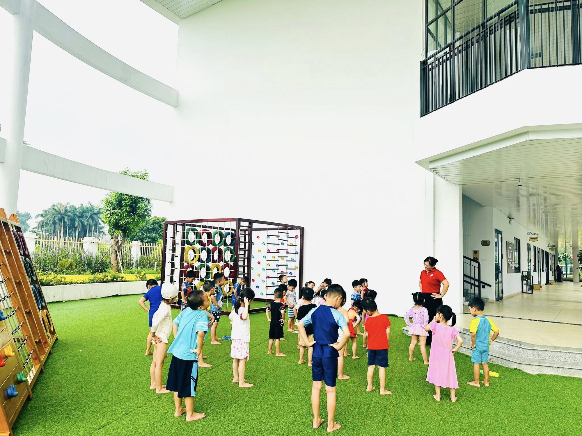 Khu đông dân nhất Hà Nội có 1 trường mầm non, phụ huynh nhìn khoảng sân thôi đã thích mê: Các con tha hồ vui chơi, chạy nhảy!- Ảnh 7. Khu đông dân nhất Hà Nội có 1 trường mầm non, phụ huynh nhìn khoảng sân thôi đã thích mê: Các con tha hồ vui chơi, chạy nhảy!- Ảnh 7.