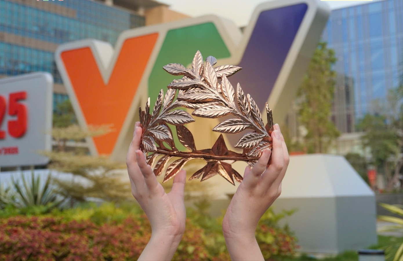 Cận cảnh vòng nguyệt quế dành cho Quán quân Đường lên đỉnh Olympia 25- Ảnh 1.