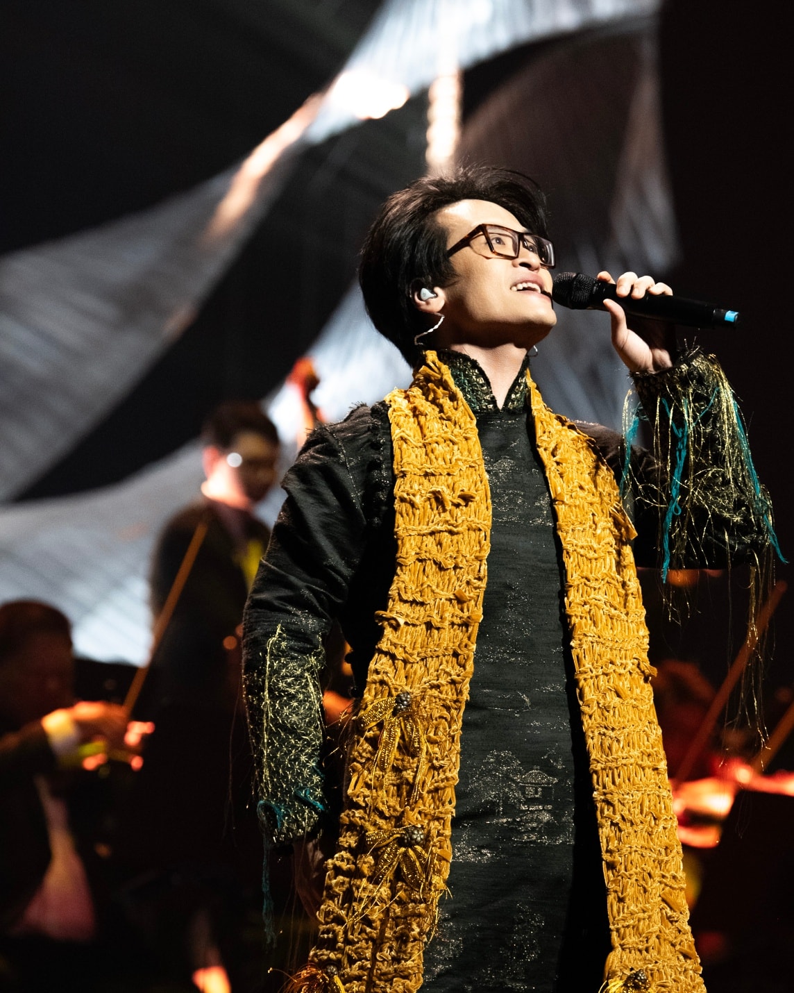 Phó Giáo sư - Tiến sĩ - Bác sĩ bay từ Việt Nam sang Mỹ và cái bắt tay với Hà Anh Tuấn gây sốt- Ảnh 2. Phó Giáo sư - Tiến sĩ - Bác sĩ bay từ Việt Nam sang Mỹ và cái bắt tay với Hà Anh Tuấn gây sốt- Ảnh 2.