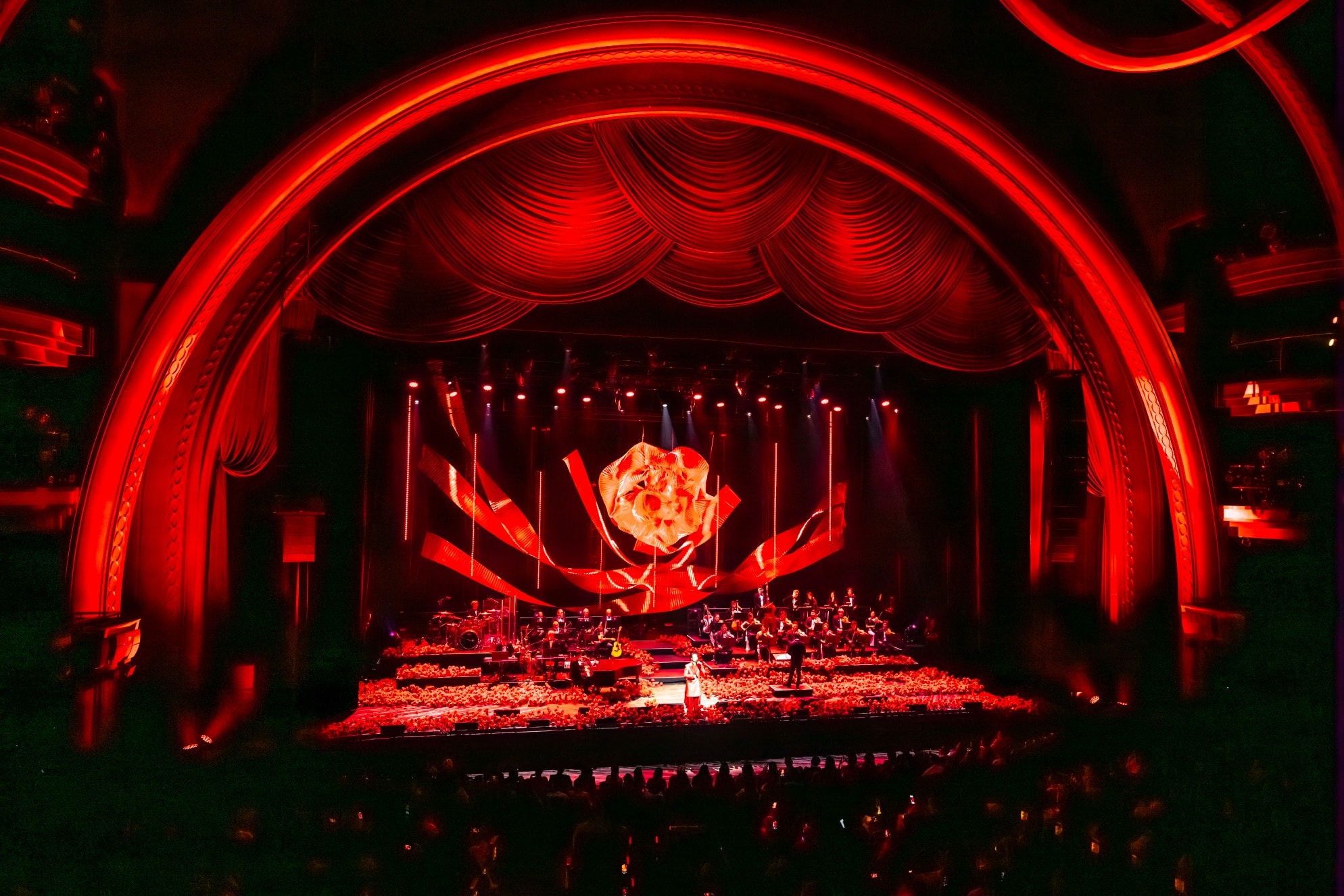 Phó Giáo sư - Tiến sĩ - Bác sĩ bay từ Việt Nam sang Mỹ và cái bắt tay với Hà Anh Tuấn gây sốt- Ảnh 1. Phó Giáo sư - Tiến sĩ - Bác sĩ bay từ Việt Nam sang Mỹ và cái bắt tay với Hà Anh Tuấn gây sốt- Ảnh 1.