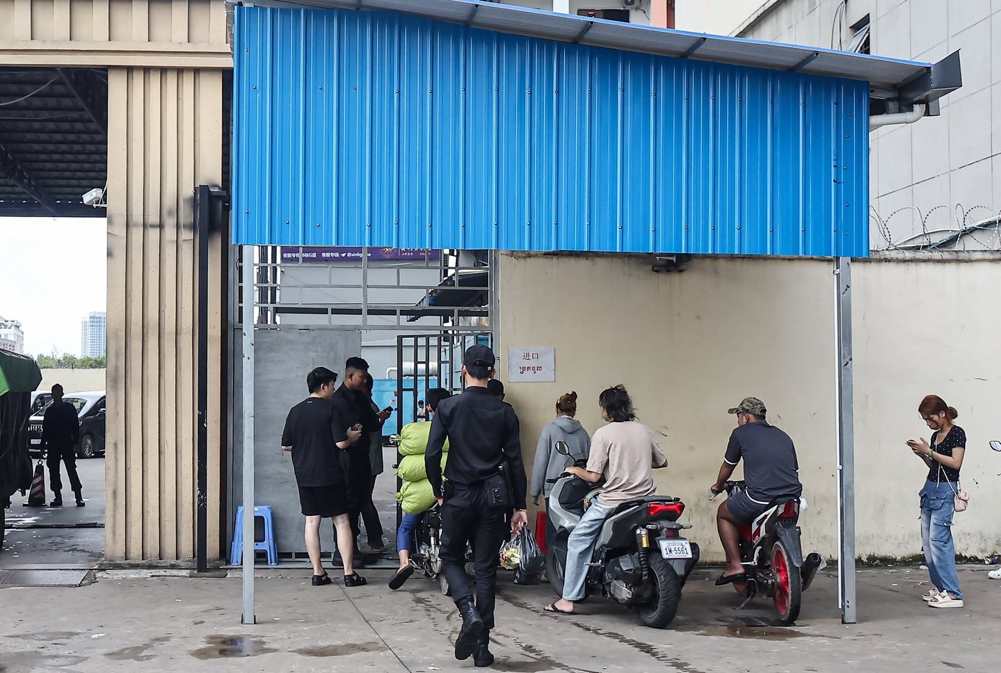 "Cạn lời" với một số thanh niên Hàn Quốc: Vừa mới cứu khỏi trại lừa đảo Campuchia, hôm sau quay lại luôn- Ảnh 1. "Cạn lời" với một số thanh niên Hàn Quốc: Vừa mới cứu khỏi trại lừa đảo Campuchia, hôm sau quay lại luôn- Ảnh 1.