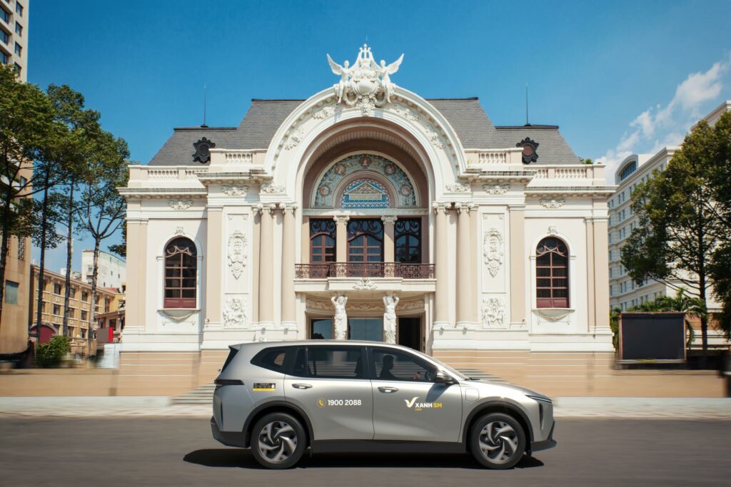 Xanh SM của tỷ phú Phạm Nhật Vượng chính thức vận hành taxi điện 7 chỗ, màu nhận diện khác hoàn toàn- Ảnh 2. Xanh SM của tỷ phú Phạm Nhật Vượng chính thức vận hành taxi điện 7 chỗ, màu nhận diện khác hoàn toàn- Ảnh 2.