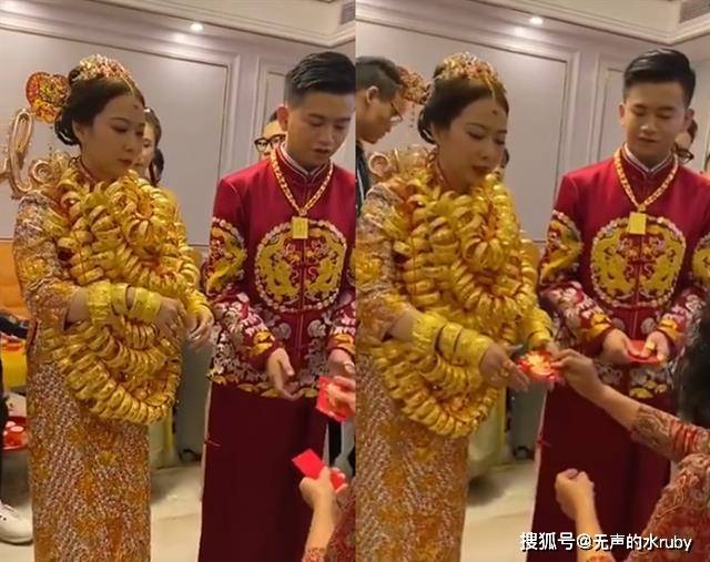 Đeo cả trăm cây vàng trên người, vali của hồi môn cũng đựng kín, cô dâu mệt mỏi cho biết: “Đeo nhiều cũng nặng thật!”- Ảnh 1. Đeo cả trăm cây vàng trên người, vali của hồi môn cũng đựng kín, cô dâu mệt mỏi cho biết: “Đeo nhiều cũng nặng thật!”- Ảnh 1.