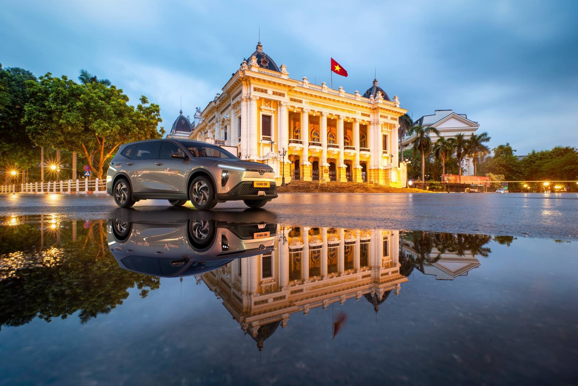 Tỷ phú Phạm Nhật Vượng cho ra mắt dịch vụ taxi điện 7 chỗ cao cấp Xanh SM Limo- Ảnh 1. Tỷ phú Phạm Nhật Vượng cho ra mắt dịch vụ taxi điện 7 chỗ cao cấp Xanh SM Limo- Ảnh 1.