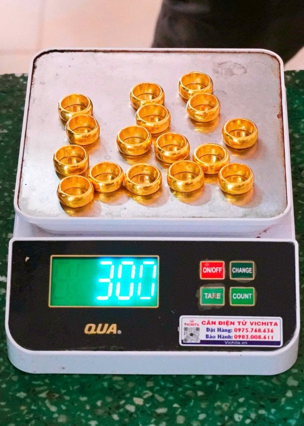 Bắt giữ đối tượng mang 16 chiếc nhẫn vàng nhập cảnh vào Việt Nam- Ảnh 2.
