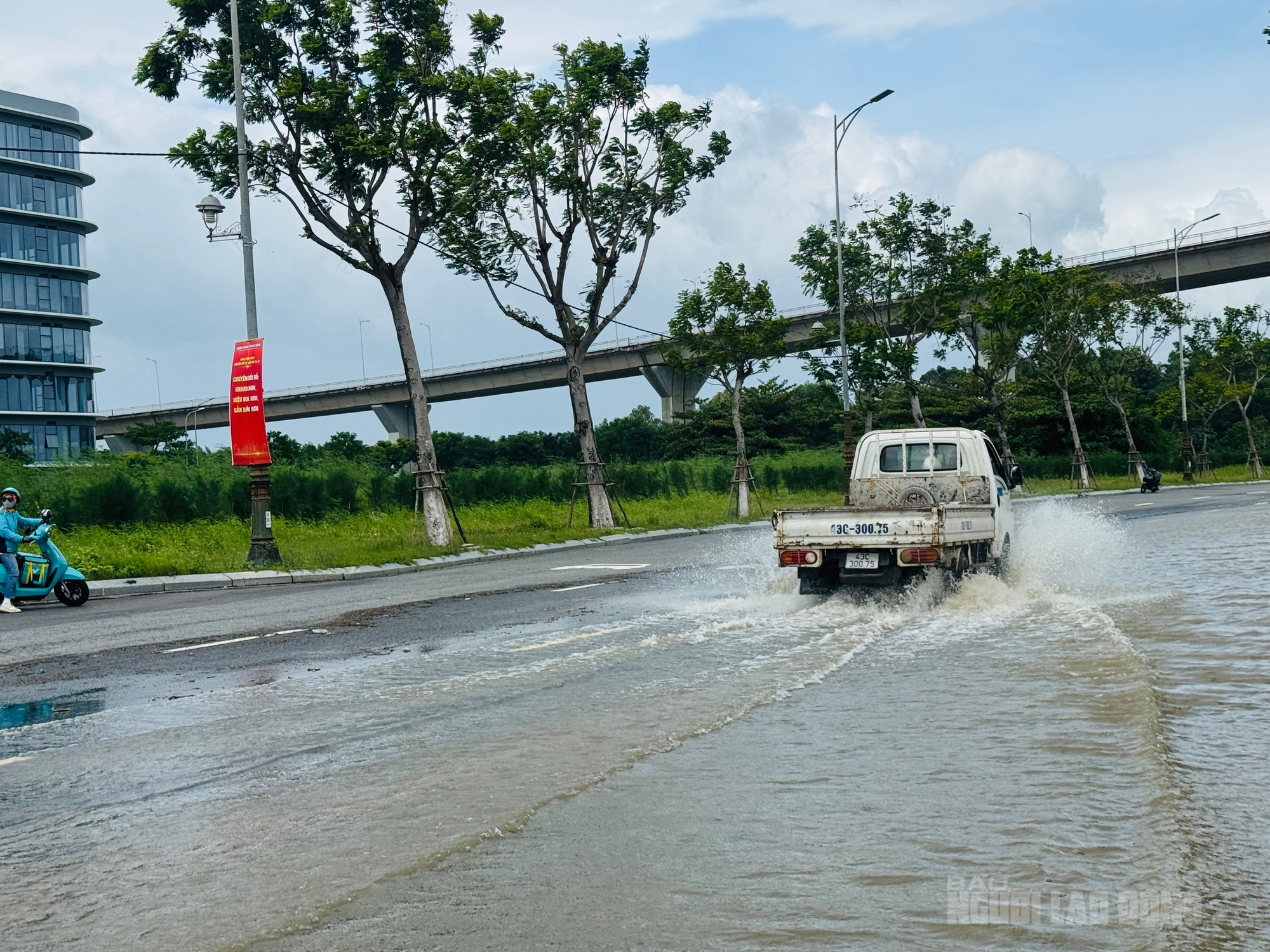 Hình ảnh sóng lớn tràn bờ sông Hàn - Đà Nẵng, xé toạc vỉa hè- Ảnh 8.