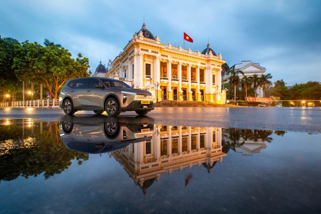 Xanh SM của tỷ phú Phạm Nhật Vượng chính thức vận hành taxi điện 7 chỗ, màu nhận diện khác hoàn toàn- Ảnh 1. Xanh SM của tỷ phú Phạm Nhật Vượng chính thức vận hành taxi điện 7 chỗ, màu nhận diện khác hoàn toàn- Ảnh 1.