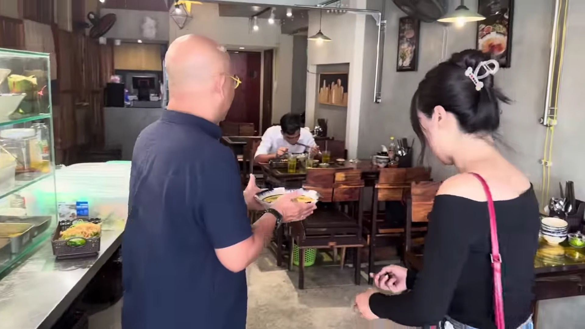 Trùm Điền Quân Color Man gặp lại nhân viên sau phá sản, phải tự bưng bê- Ảnh 2. Trùm Điền Quân Color Man gặp lại nhân viên sau phá sản, phải tự bưng bê- Ảnh 2.