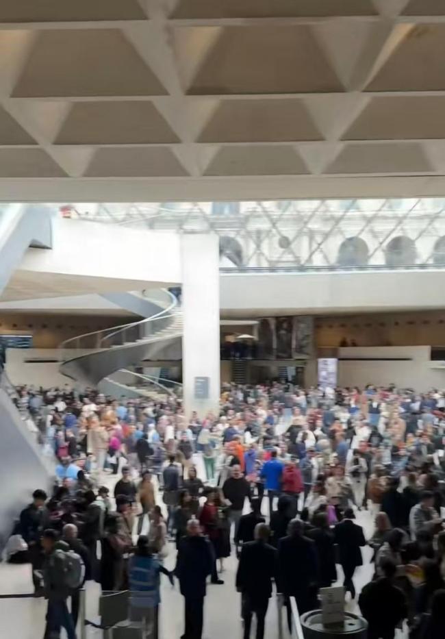 Nhân chứng kể lại giây phút hoảng loạn ở Louvre, du khách tháo chạy giữa vụ cướp thế kỷ- Ảnh 1. Nhân chứng kể lại giây phút hoảng loạn ở Louvre, du khách tháo chạy giữa vụ cướp thế kỷ- Ảnh 1.