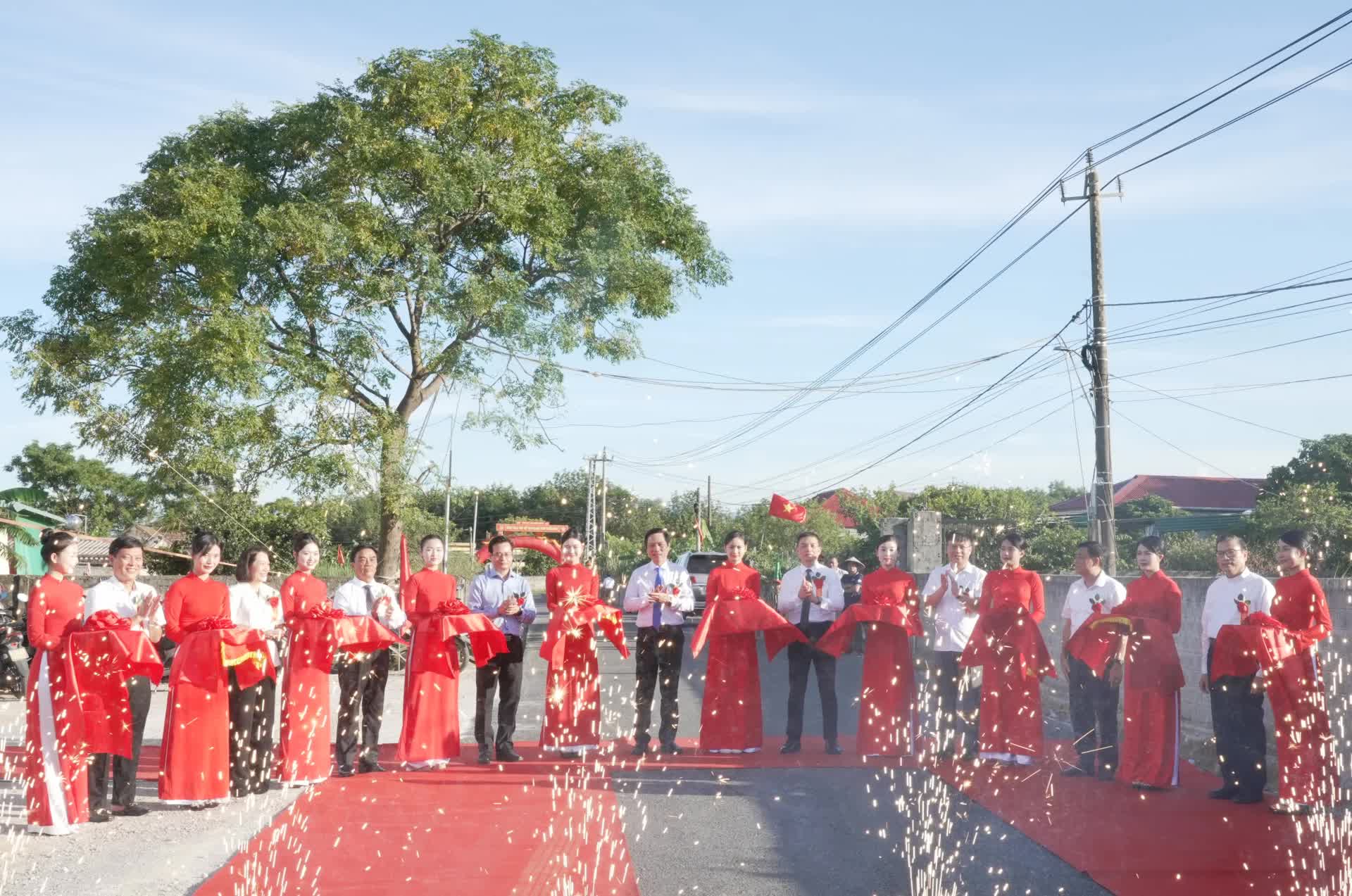 Tập đoàn Sơn Hải tài trợ 100% thần tốc hoàn thành 1 tuyến đường trong 20 ngày cho người dân Quảng Trị- Ảnh 3. Tập đoàn Sơn Hải tài trợ 100% thần tốc hoàn thành 1 tuyến đường trong 20 ngày cho người dân Quảng Trị- Ảnh 3.