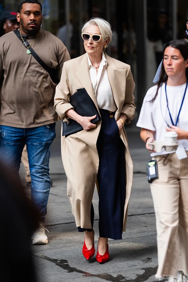 Mỹ nữ tóc bạc Meryl Streep: Ngoài 75 tuổi vẫn không bớt đẹp và sành điệu- Ảnh 9. Mỹ nữ tóc bạc Meryl Streep: Ngoài 75 tuổi vẫn không bớt đẹp và sành điệu- Ảnh 9.