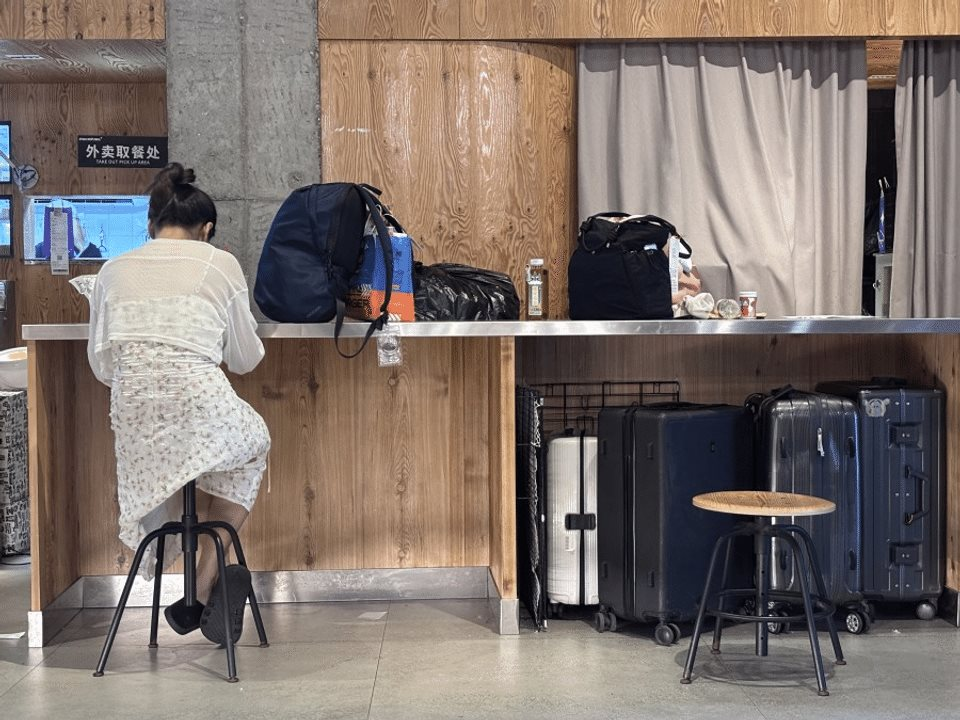 Thế hệ trẻ 'bèo dạt mây trôi' ở Trung Quốc: Tốt nghiệp ra trường đi bán hàng rong, thường xem bói, cầu khấn tâm linh để tìm việc- Ảnh 1. Thế hệ trẻ 'bèo dạt mây trôi' ở Trung Quốc: Tốt nghiệp ra trường đi bán hàng rong, thường xem bói, cầu khấn tâm linh để tìm việc- Ảnh 1.