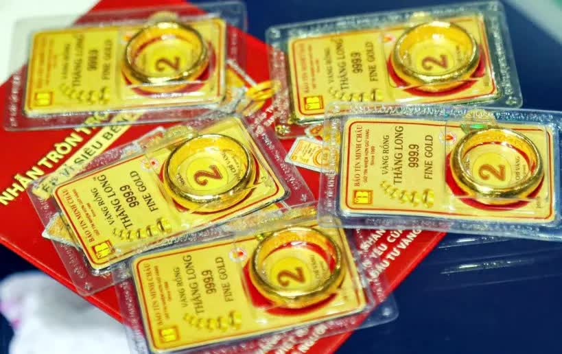 Bức ảnh xếp hàng 3 tiếng mua vàng cho con dâu tương lai- Ảnh 2. Bức ảnh xếp hàng 3 tiếng mua vàng cho con dâu tương lai- Ảnh 2.