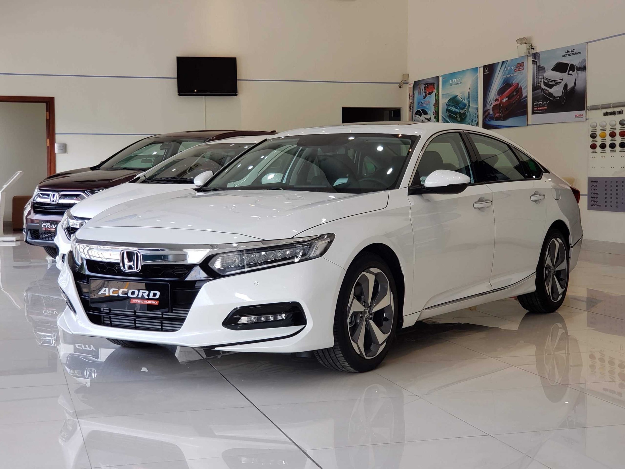 Cả tháng bán không nổi 500 chiếc, 3 nhóm xe gầm thấp này thất thế rõ tại Việt Nam: Mazda3, Grand i10 gồng gánh cả phân khúc, Camry gần ‘một mình một chợ’- Ảnh 7. Cả tháng bán không nổi 500 chiếc, 3 nhóm xe gầm thấp này thất thế rõ tại Việt Nam: Mazda3, Grand i10 gồng gánh cả phân khúc, Camry gần ‘một mình một chợ’- Ảnh 7.