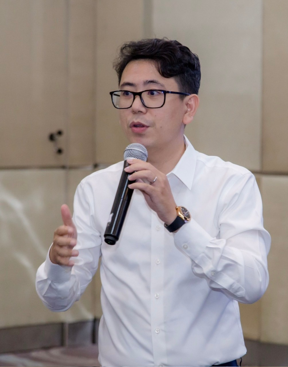 Phó Giáo sư - Tiến sĩ - Bác sĩ bay từ Việt Nam sang Mỹ và cái bắt tay với Hà Anh Tuấn gây sốt- Ảnh 5. Phó Giáo sư - Tiến sĩ - Bác sĩ bay từ Việt Nam sang Mỹ và cái bắt tay với Hà Anh Tuấn gây sốt- Ảnh 5.