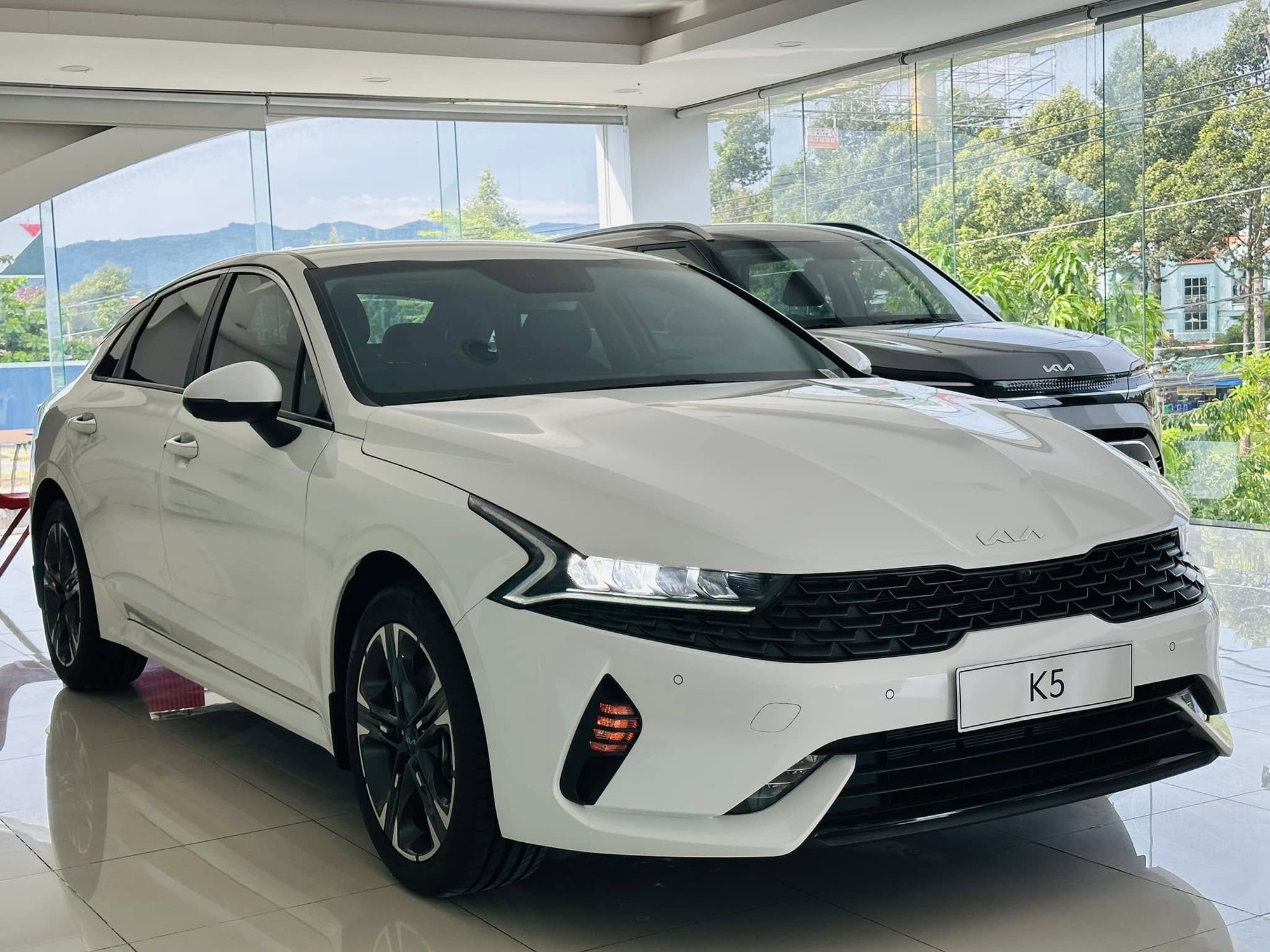 Cả tháng bán không nổi 500 chiếc, 3 nhóm xe gầm thấp này thất thế rõ tại Việt Nam: Mazda3, Grand i10 gồng gánh cả phân khúc, Camry gần ‘một mình một chợ’- Ảnh 6. Cả tháng bán không nổi 500 chiếc, 3 nhóm xe gầm thấp này thất thế rõ tại Việt Nam: Mazda3, Grand i10 gồng gánh cả phân khúc, Camry gần ‘một mình một chợ’- Ảnh 6.