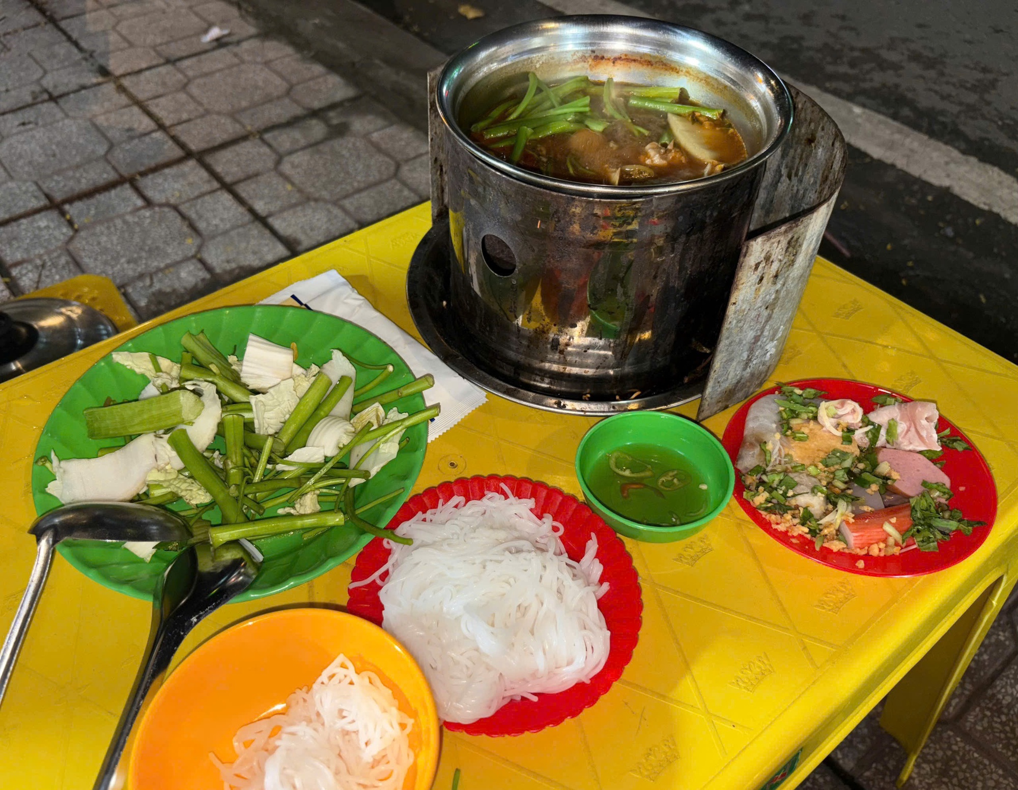 Lẩu 39.000 - 69.000 đồng "làm mưa làm gió" ở TP HCM- Ảnh 4. Lẩu 39.000 - 69.000 đồng "làm mưa làm gió" ở TP HCM- Ảnh 4.