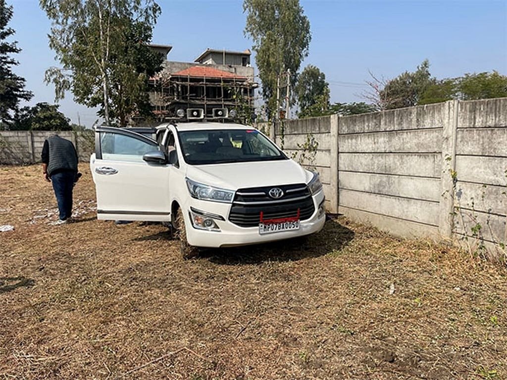 Phát hiện chiếc Toyota bỏ hoang chứa 52 kg vàng ròng trị giá 206 tỷ đồng và 30 tỷ tiền mặt, danh tính chủ nhân gây bất ngờ- Ảnh 1. Phát hiện chiếc Toyota bỏ hoang chứa 52 kg vàng ròng trị giá 206 tỷ đồng và 30 tỷ tiền mặt, danh tính chủ nhân gây bất ngờ- Ảnh 1.