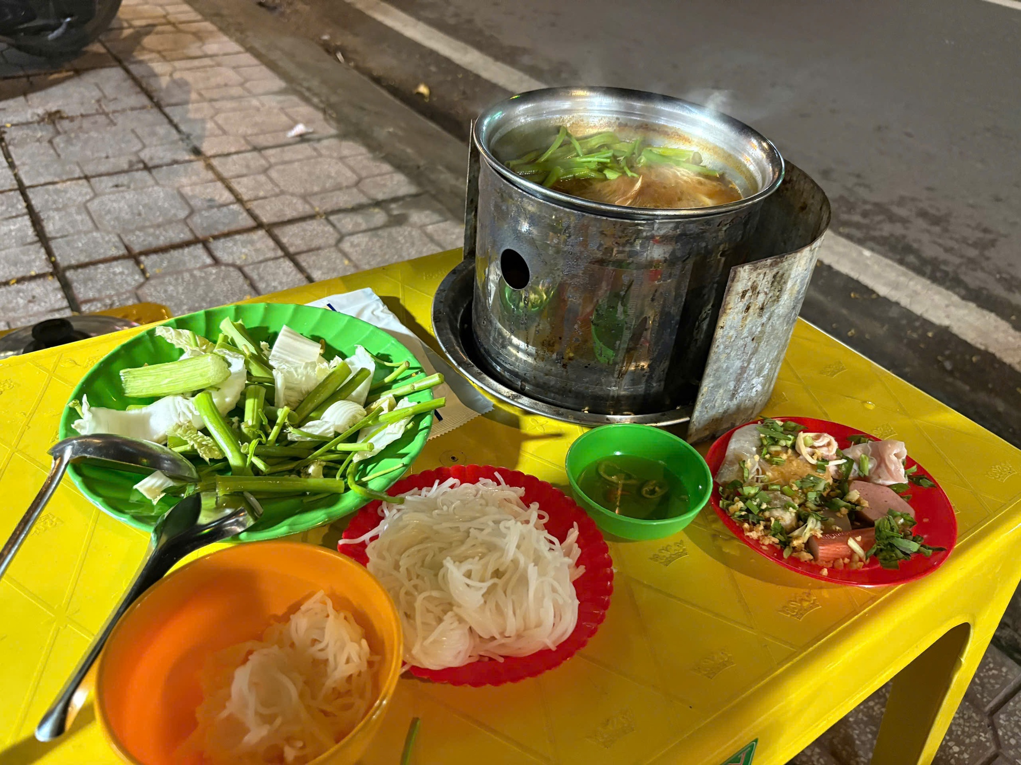 Lẩu 39.000 - 69.000 đồng "làm mưa làm gió" ở TP HCM- Ảnh 5. Lẩu 39.000 - 69.000 đồng "làm mưa làm gió" ở TP HCM- Ảnh 5.