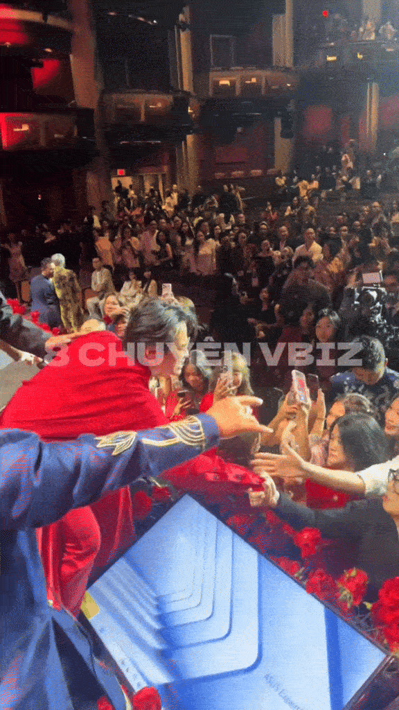 Phó Giáo sư - Tiến sĩ - Bác sĩ bay từ Việt Nam sang Mỹ và cái bắt tay với Hà Anh Tuấn gây sốt- Ảnh 4. Phó Giáo sư - Tiến sĩ - Bác sĩ bay từ Việt Nam sang Mỹ và cái bắt tay với Hà Anh Tuấn gây sốt- Ảnh 4.