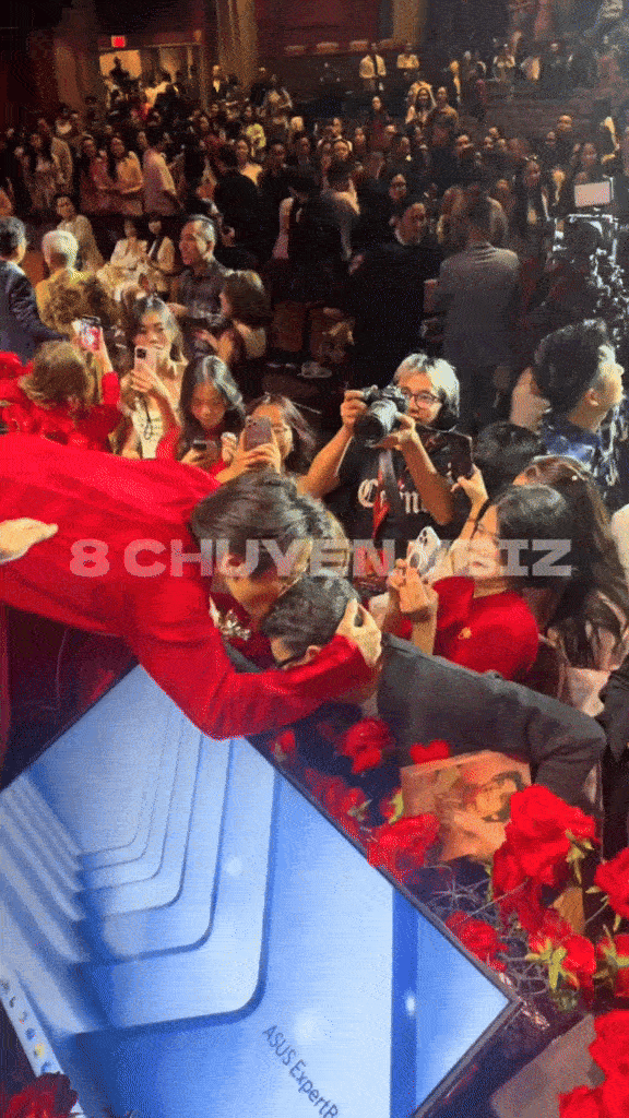 Phó Giáo sư - Tiến sĩ - Bác sĩ bay từ Việt Nam sang Mỹ và cái bắt tay với Hà Anh Tuấn gây sốt- Ảnh 3. Phó Giáo sư - Tiến sĩ - Bác sĩ bay từ Việt Nam sang Mỹ và cái bắt tay với Hà Anh Tuấn gây sốt- Ảnh 3.