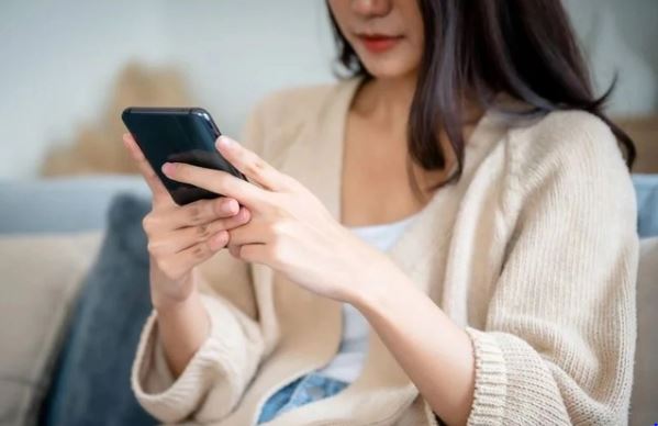 Thường cầm điện thoại theo 3 cách này chính là biểu hiện của EQ thấp- Ảnh 2. Thường cầm điện thoại theo 3 cách này chính là biểu hiện của EQ thấp- Ảnh 2.