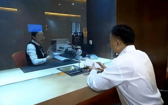 Khách yêu cầu chuyển 184 triệu, ngân hàng chuyển nhầm thành 1,8 tỷ đồng nhưng người nhận không chịu trả lại, còn tuyên bố: "Tôi mới là người phải đòi lại tiền"- Ảnh 1. Khách yêu cầu chuyển 184 triệu, ngân hàng chuyển nhầm thành 1,8 tỷ đồng nhưng người nhận không chịu trả lại, còn tuyên bố: "Tôi mới là người phải đòi lại tiền"- Ảnh 1.