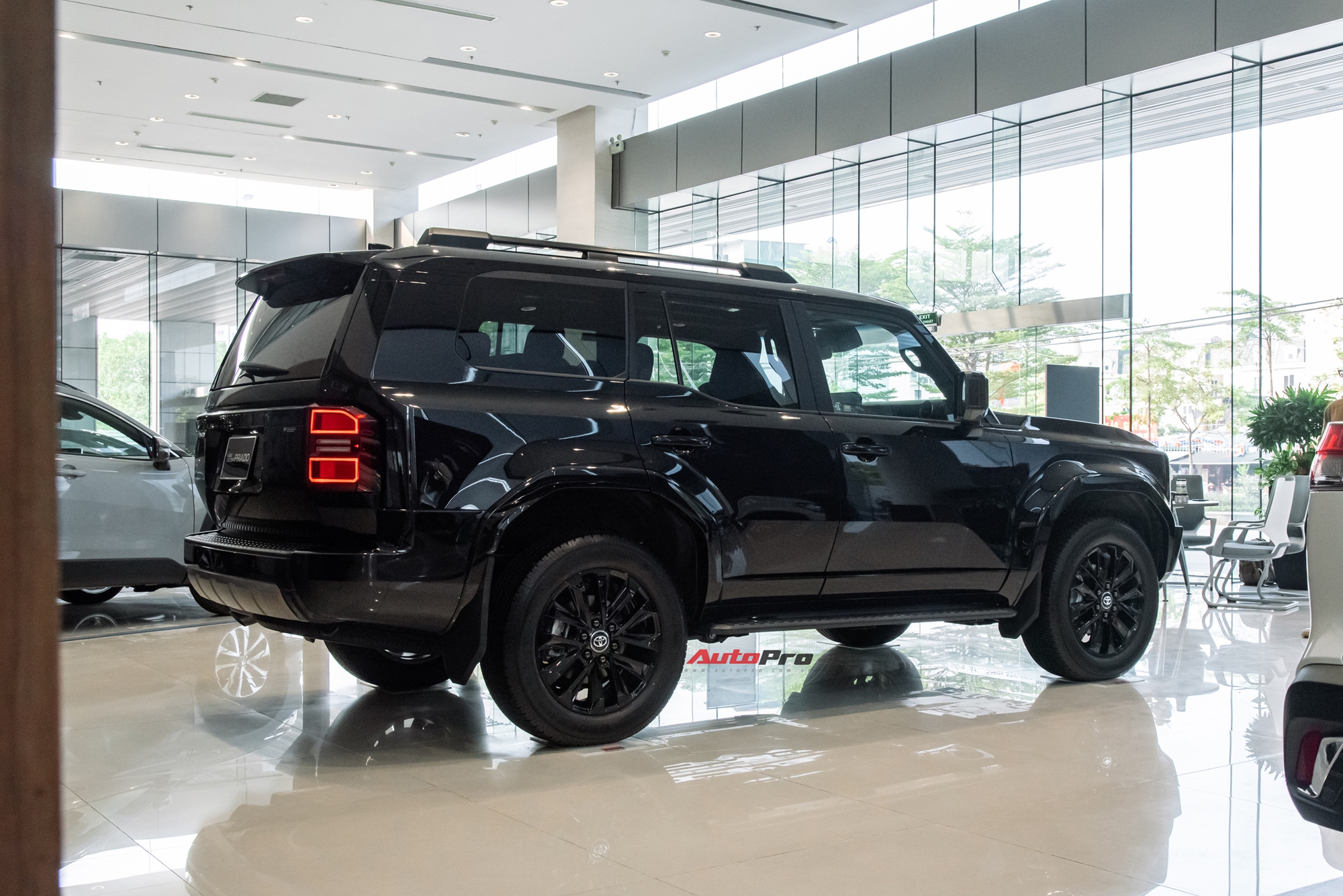 Qua thời ‘kèm lạc’ tới nửa tỷ, Toyota Prado nay giảm giá tại đại lý: Thực tế còn 3,43 tỷ đồng, lý do đến từ một điều dễ hiểu- Ảnh 8. Qua thời ‘kèm lạc’ tới nửa tỷ, Toyota Prado nay giảm giá tại đại lý: Thực tế còn 3,43 tỷ đồng, lý do đến từ một điều dễ hiểu- Ảnh 8.