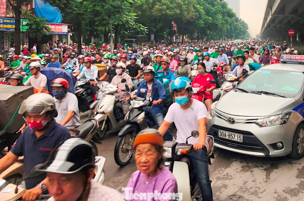 Đề xuất người dân Hà Nội đi làm, đi học lệch khung giờ để giảm ùn tắc- Ảnh 2. Đề xuất người dân Hà Nội đi làm, đi học lệch khung giờ để giảm ùn tắc- Ảnh 2.