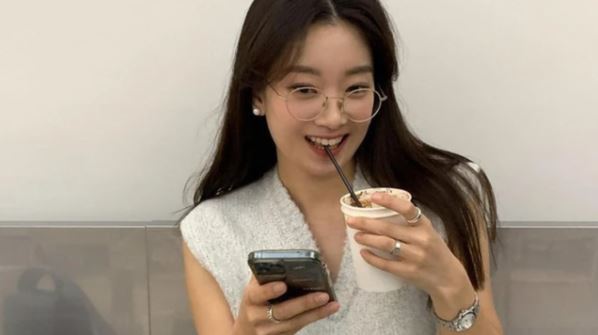 Thường cầm điện thoại theo 3 cách này chính là biểu hiện của EQ thấp- Ảnh 1. Thường cầm điện thoại theo 3 cách này chính là biểu hiện của EQ thấp- Ảnh 1.