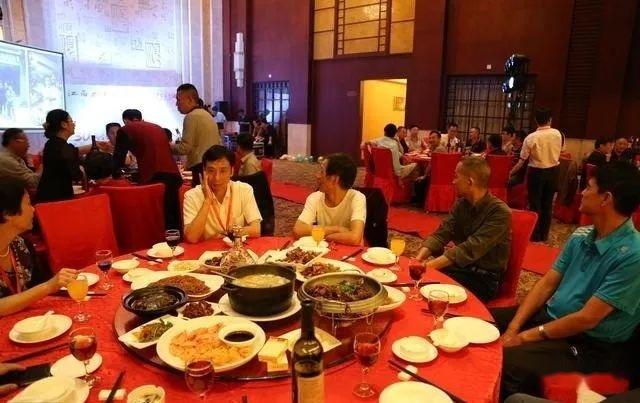 Đi họp lớp, người bạn là giám đốc xin đồ ăn thừa gói mang về, ngày hôm sau sự thật được tiết lộ khiến tất cả hổ thẹn- Ảnh 1. Đi họp lớp, người bạn là giám đốc xin đồ ăn thừa gói mang về, ngày hôm sau sự thật được tiết lộ khiến tất cả hổ thẹn- Ảnh 1.
