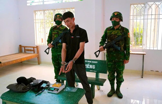 Bắt giữ đối tượng mang 16 chiếc nhẫn vàng nhập cảnh vào Việt Nam- Ảnh 1.