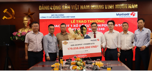 Một giáo viên tại Đà Nẵng trúng thưởng vé số Vietlott hơn 179 tỉ đồng- Ảnh 1. Một giáo viên tại Đà Nẵng trúng thưởng vé số Vietlott hơn 179 tỉ đồng- Ảnh 1.