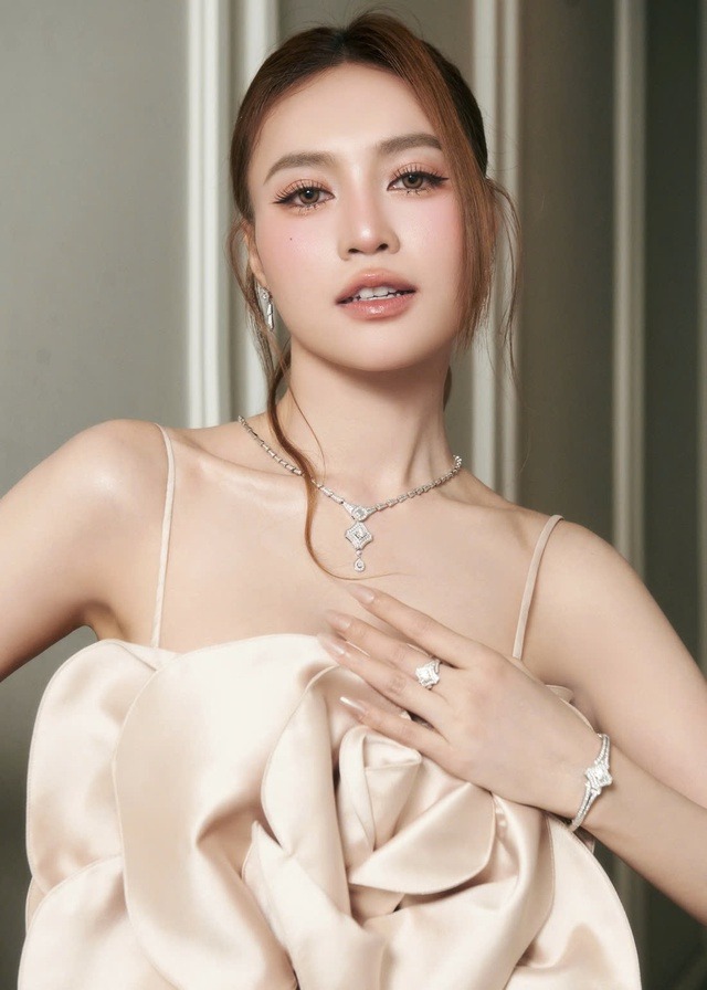 Ninh Dương Lan Ngọc giàu sụ- Ảnh 1. Ninh Dương Lan Ngọc giàu sụ- Ảnh 1.
