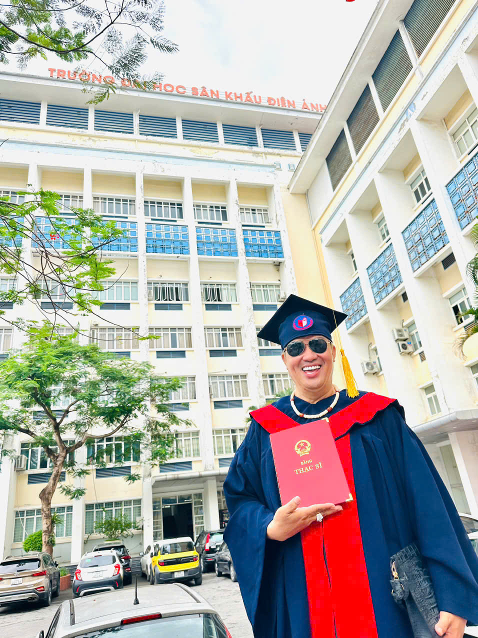 Nam nghệ sĩ vừa đậu thủ khoa đầu vào Tiến sĩ: "Tôi học không để lên chức, lên lương nên rất thoải mái"- Ảnh 1. Nam nghệ sĩ vừa đậu thủ khoa đầu vào Tiến sĩ: "Tôi học không để lên chức, lên lương nên rất thoải mái"- Ảnh 1.