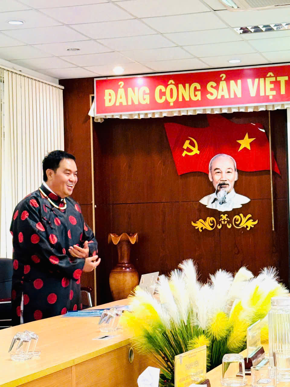 Nam nghệ sĩ vừa đậu thủ khoa đầu vào Tiến sĩ: "Tôi học không để lên chức, lên lương nên rất thoải mái"- Ảnh 2. Nam nghệ sĩ vừa đậu thủ khoa đầu vào Tiến sĩ: "Tôi học không để lên chức, lên lương nên rất thoải mái"- Ảnh 2.