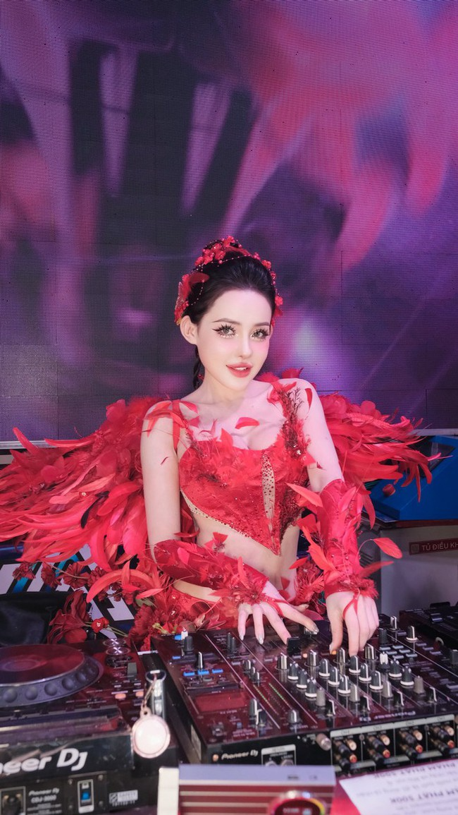 Ngân 98 làm đủ nghề trong 10 năm để nổi tiếng và cú trượt ngang khi rẽ hướng kinh doanh- Ảnh 5. Ngân 98 làm đủ nghề trong 10 năm để nổi tiếng và cú trượt ngang khi rẽ hướng kinh doanh- Ảnh 5.