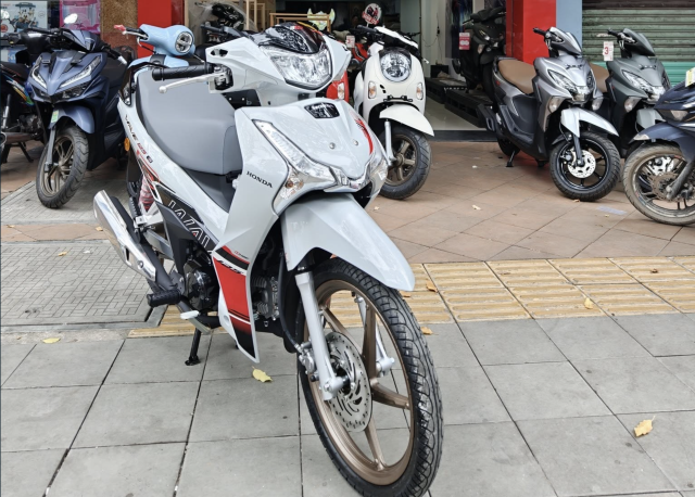 Honda Wave 125 bản mới cực đẹp bất ngờ về đại lý Việt: Xịn hơn Future, siêu tiết kiệm xăng 1,46L/100km- Ảnh 5. Honda Wave 125 bản mới cực đẹp bất ngờ về đại lý Việt: Xịn hơn Future, siêu tiết kiệm xăng 1,46L/100km- Ảnh 5.