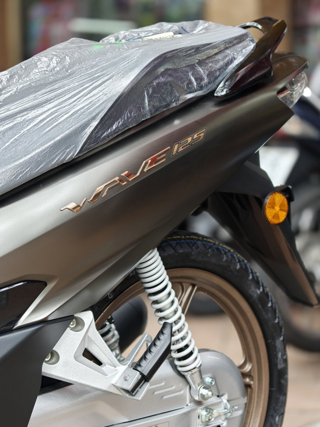 Honda Wave 125 bản mới cực đẹp bất ngờ về đại lý Việt: Xịn hơn Future, siêu tiết kiệm xăng 1,46L/100km- Ảnh 4. Honda Wave 125 bản mới cực đẹp bất ngờ về đại lý Việt: Xịn hơn Future, siêu tiết kiệm xăng 1,46L/100km- Ảnh 4.