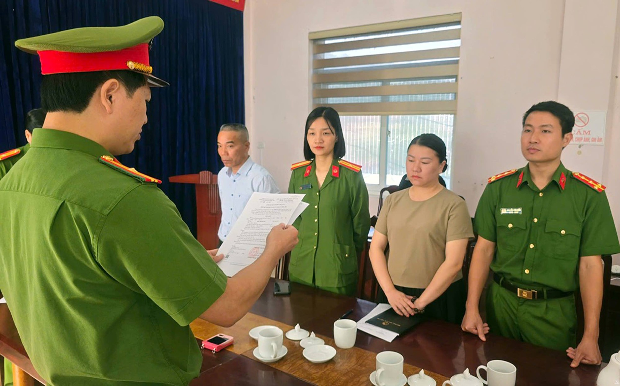 Bắt tạm giam, khám xét nơi ở của nữ công chức Đinh Thị Diệu Hoa- Ảnh 1. Bắt tạm giam, khám xét nơi ở của nữ công chức Đinh Thị Diệu Hoa- Ảnh 1.
