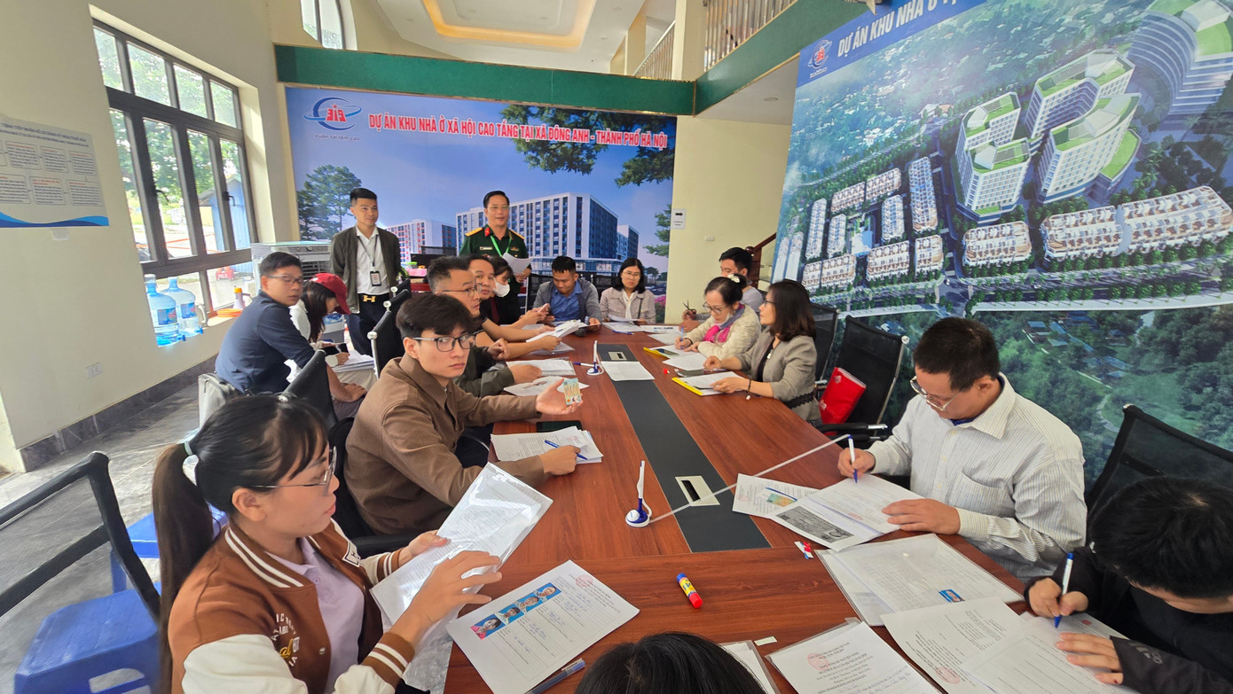 Xếp hàng nộp hồ sơ mua NOXH ngoại thành Hà Nội từ 2 giờ sáng- Ảnh 12. Xếp hàng nộp hồ sơ mua NOXH ngoại thành Hà Nội từ 2 giờ sáng- Ảnh 12.