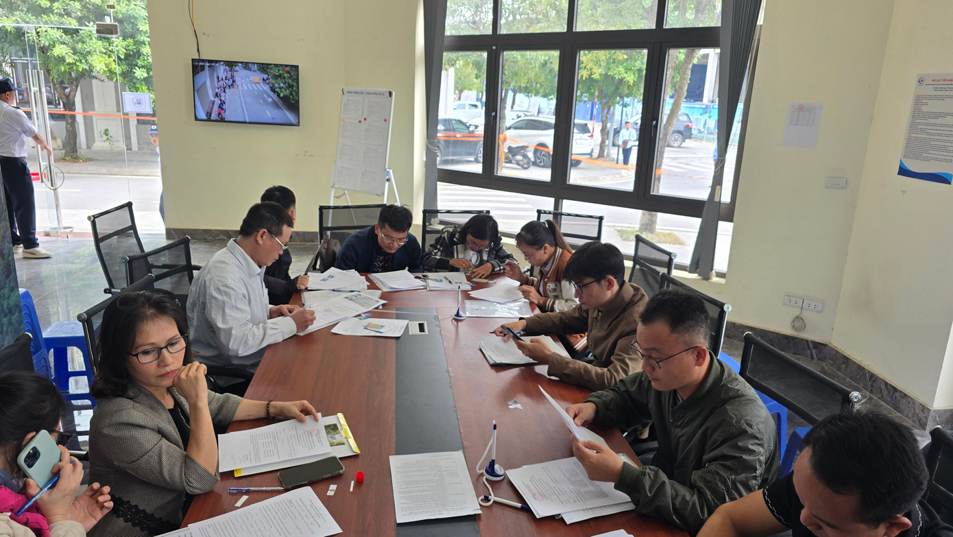 Xếp hàng nộp hồ sơ mua NOXH ngoại thành Hà Nội từ 2 giờ sáng- Ảnh 10. Xếp hàng nộp hồ sơ mua NOXH ngoại thành Hà Nội từ 2 giờ sáng- Ảnh 10.